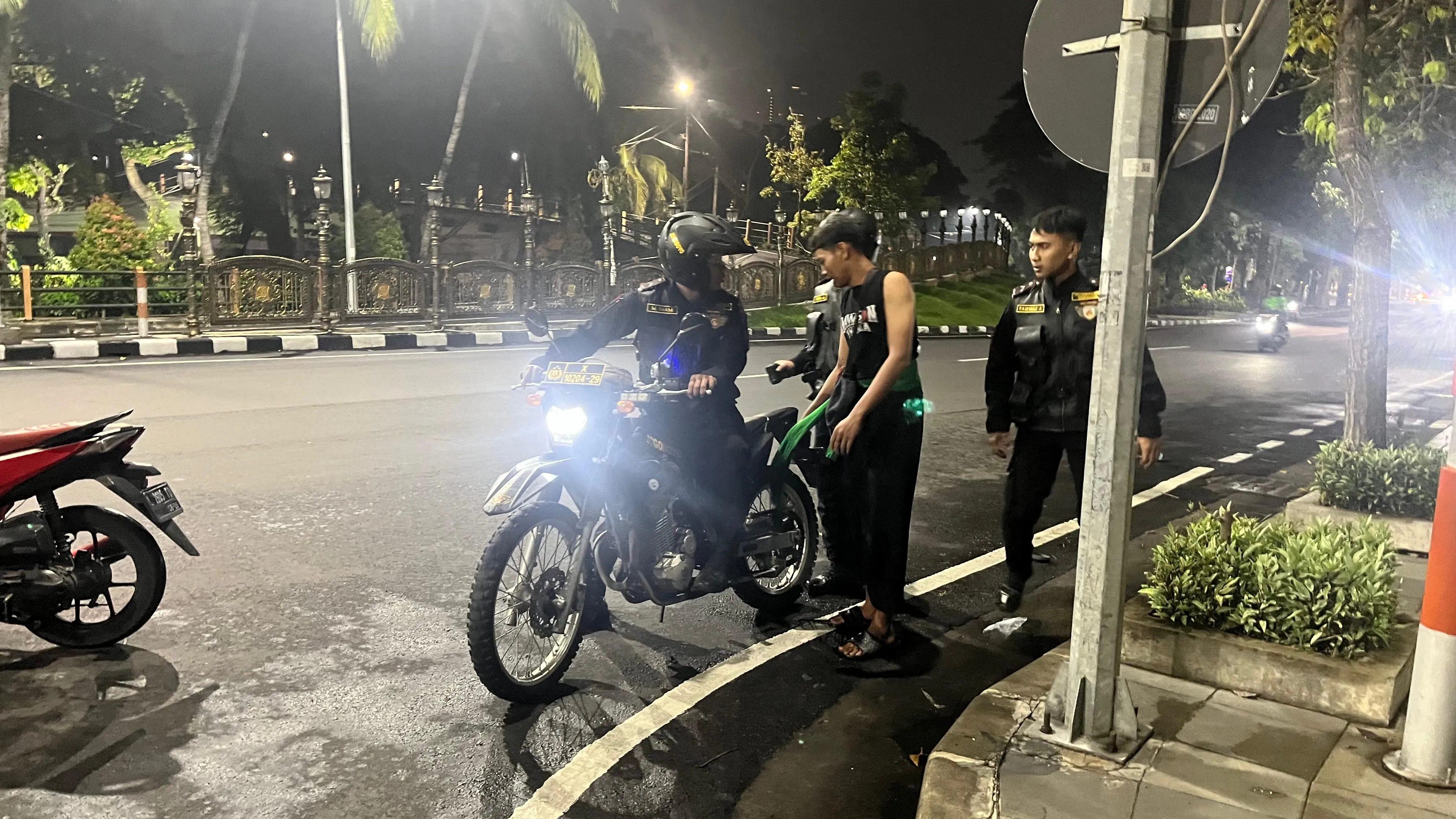 Tim Jogoboyo Polrestabes Surabaya Bubarkan Konvoi Perguruan Pencak Silat, Tiga Pemuda di Amankan