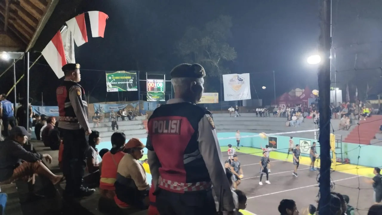 Patroli Biru Polsek Abiansemal Atensi Turnamen Bola Voli PORYUDA Cup