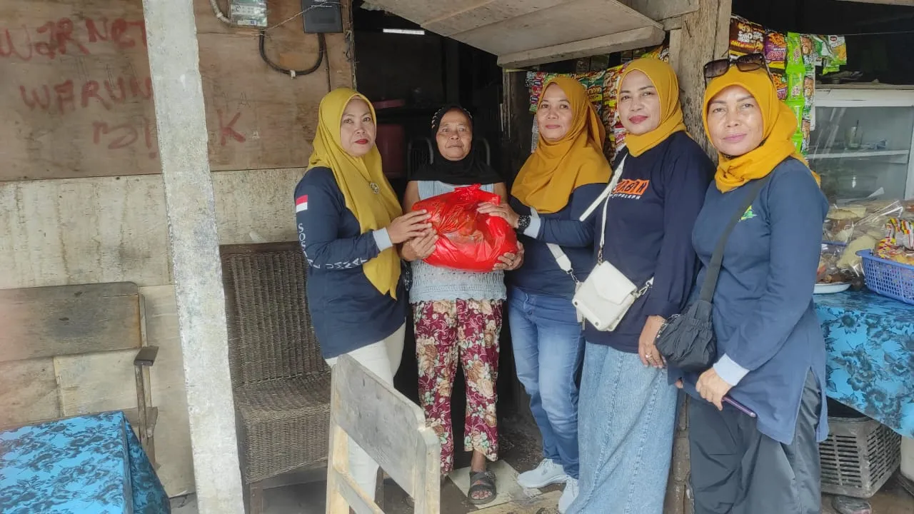 Sosial Umat Masjid Agung Palapa Berikan Santunan Kepada Puluhan Kaum Dhuafa