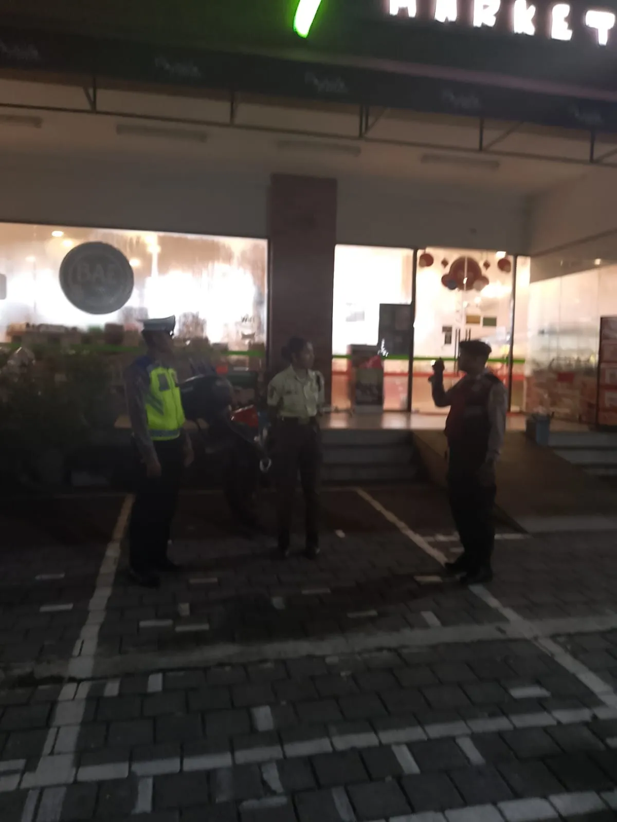 Patroli Dialogis Unit Samapta Polsek Mengwi Sambangi Swalayan Pepito