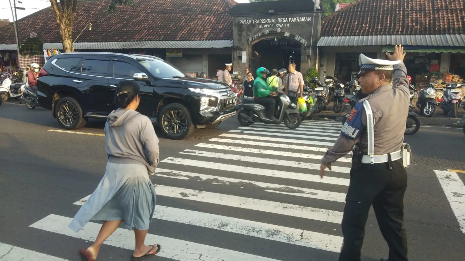 Semangat Tak Kenal Lelah, Sat Lantas Polres Badung Terus Layani Warga dengan Penuh Dedikasi