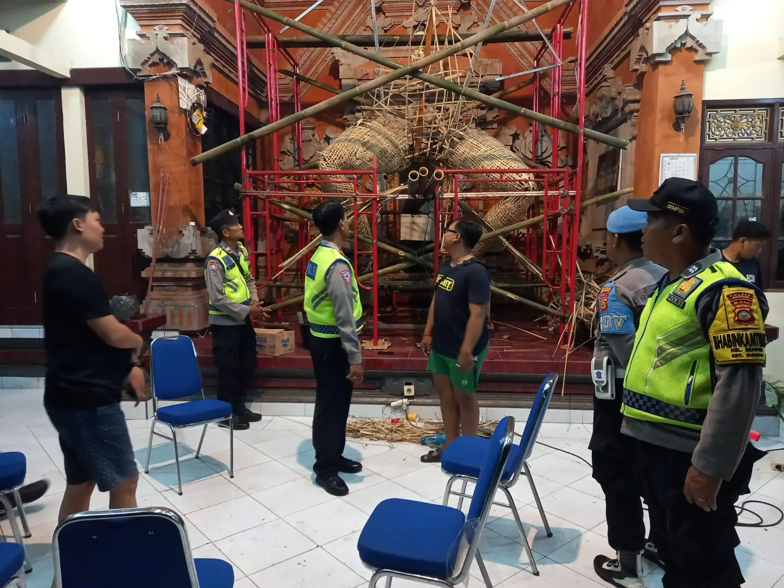 Sambangi Anak-anak Muda Saat Membuat Ogoh-ogoh, Polsek Mengwi Ingatkan Jaga Kamtibmas