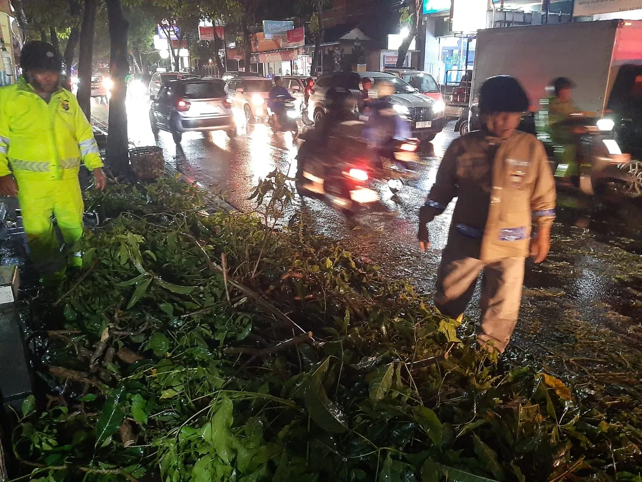 Bhabinkamtibmas Kelurahan Sempidi Evakuasi Pohon Tumbang