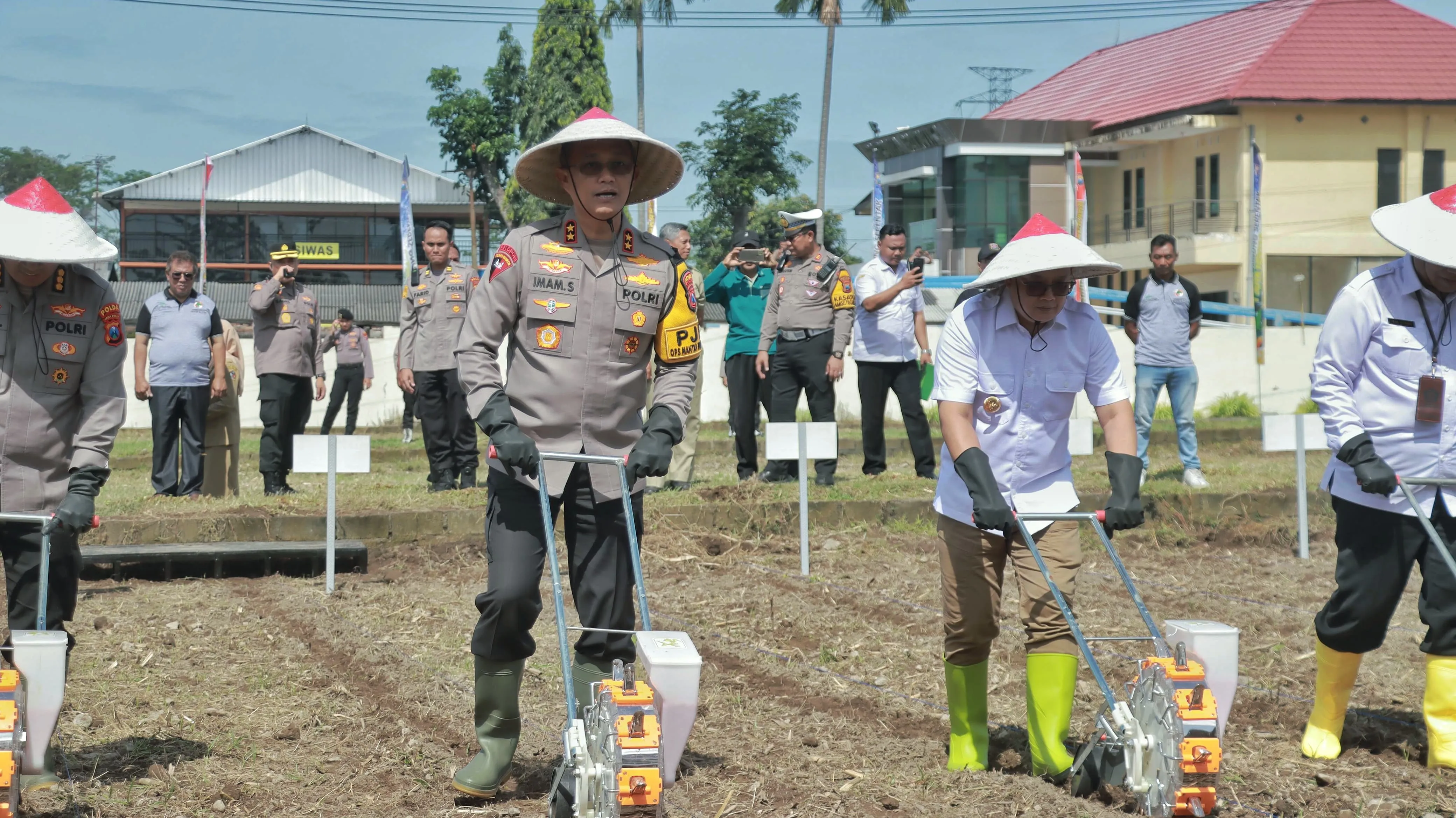 Kapolda Jatim dan Pj.Gubernur Tanam Jagung Serentak 1 Juta Hektar di Blitar Untuk Ketahanan Pangan Nasional