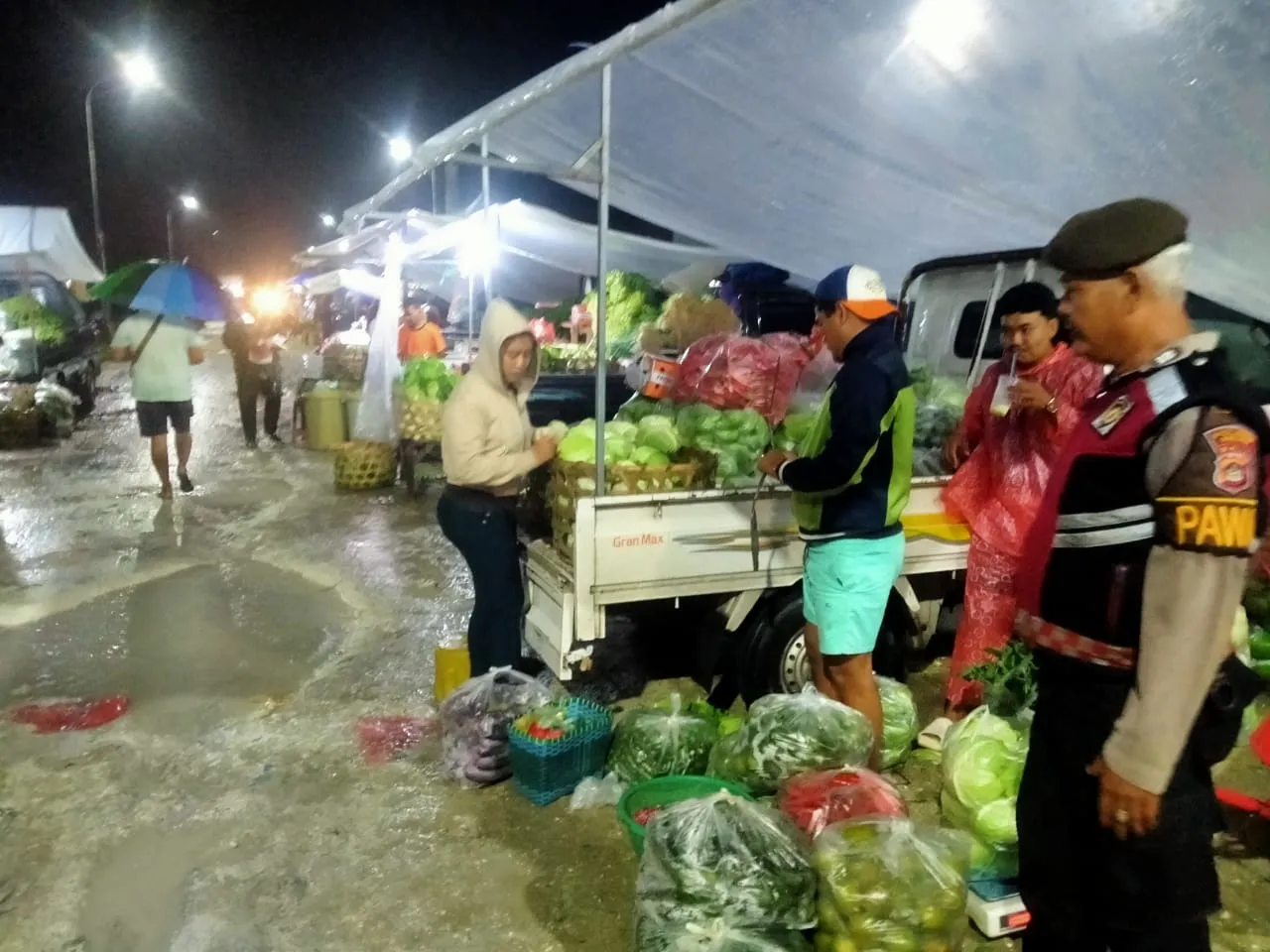 Patroli Samapta Polsek Abiansemal Sambangi Pasar Tradisional, Beri Rasa Aman Kepada Masyarakat