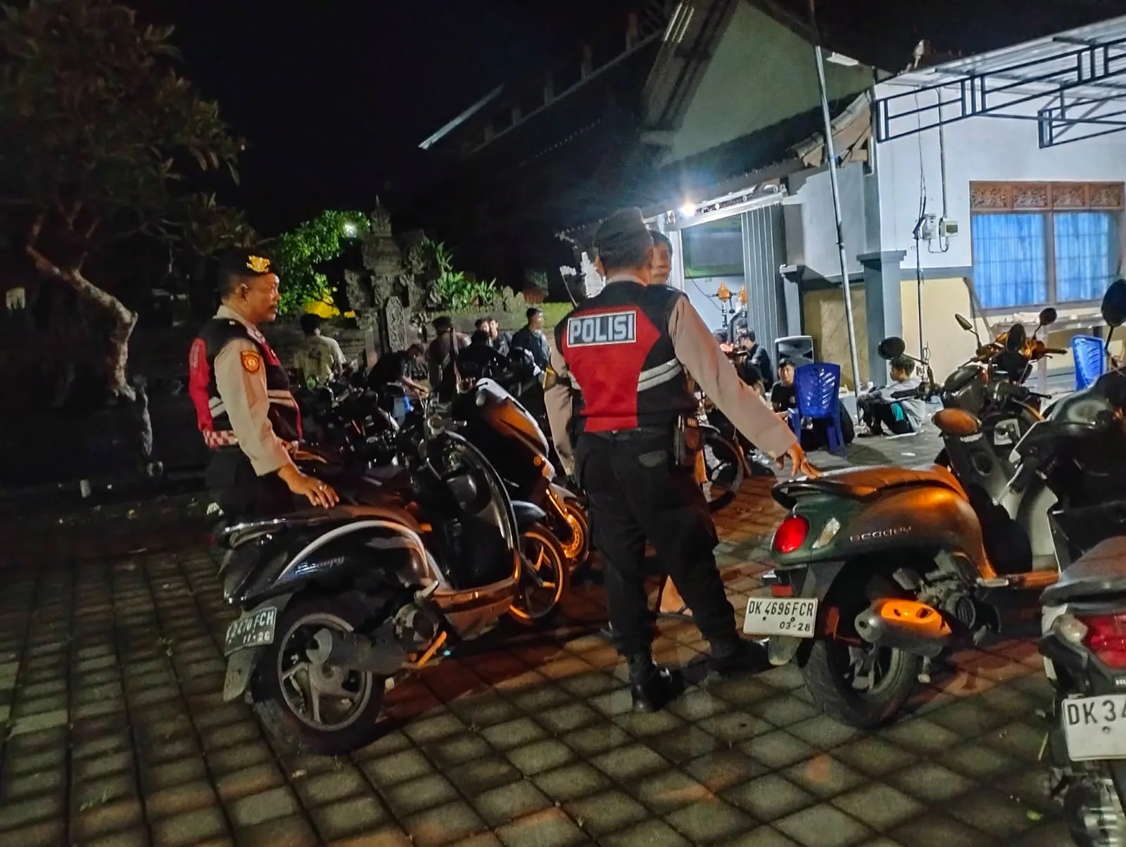 Patroli Biru Polsek Abiansemal Sambangi Lokasi Pembuatan Ogoh-Ogoh, Sampaikan Himbauan Kamtibmas