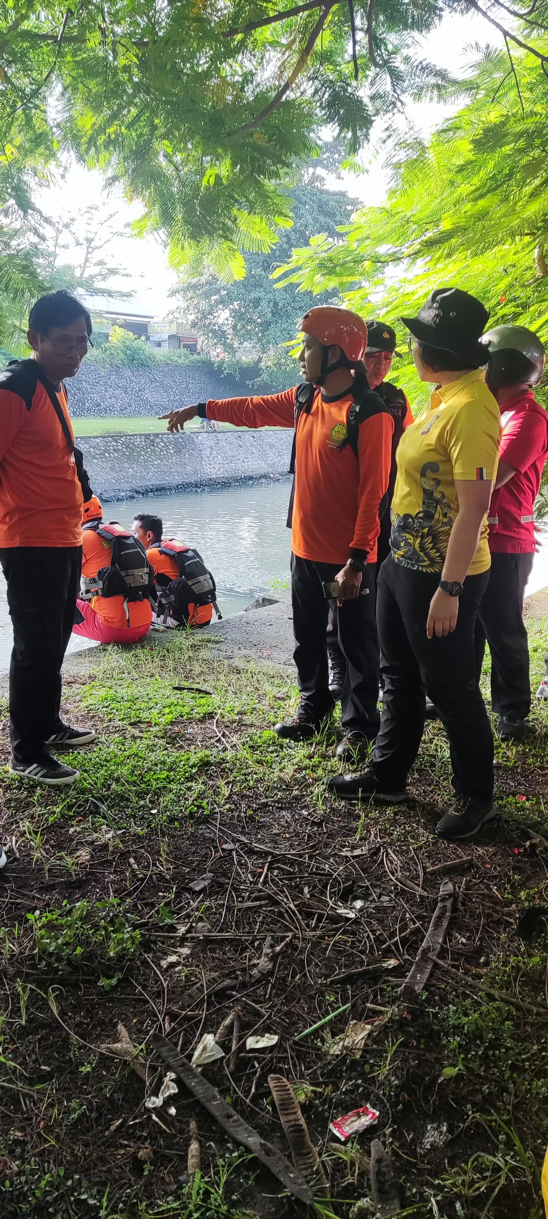Polsek Denpasar Barat Bersama Tim Basarnas Tindak Lanjuti Pencarian Anak Yang Diduga Hanyut Dialiran Tukad Badung