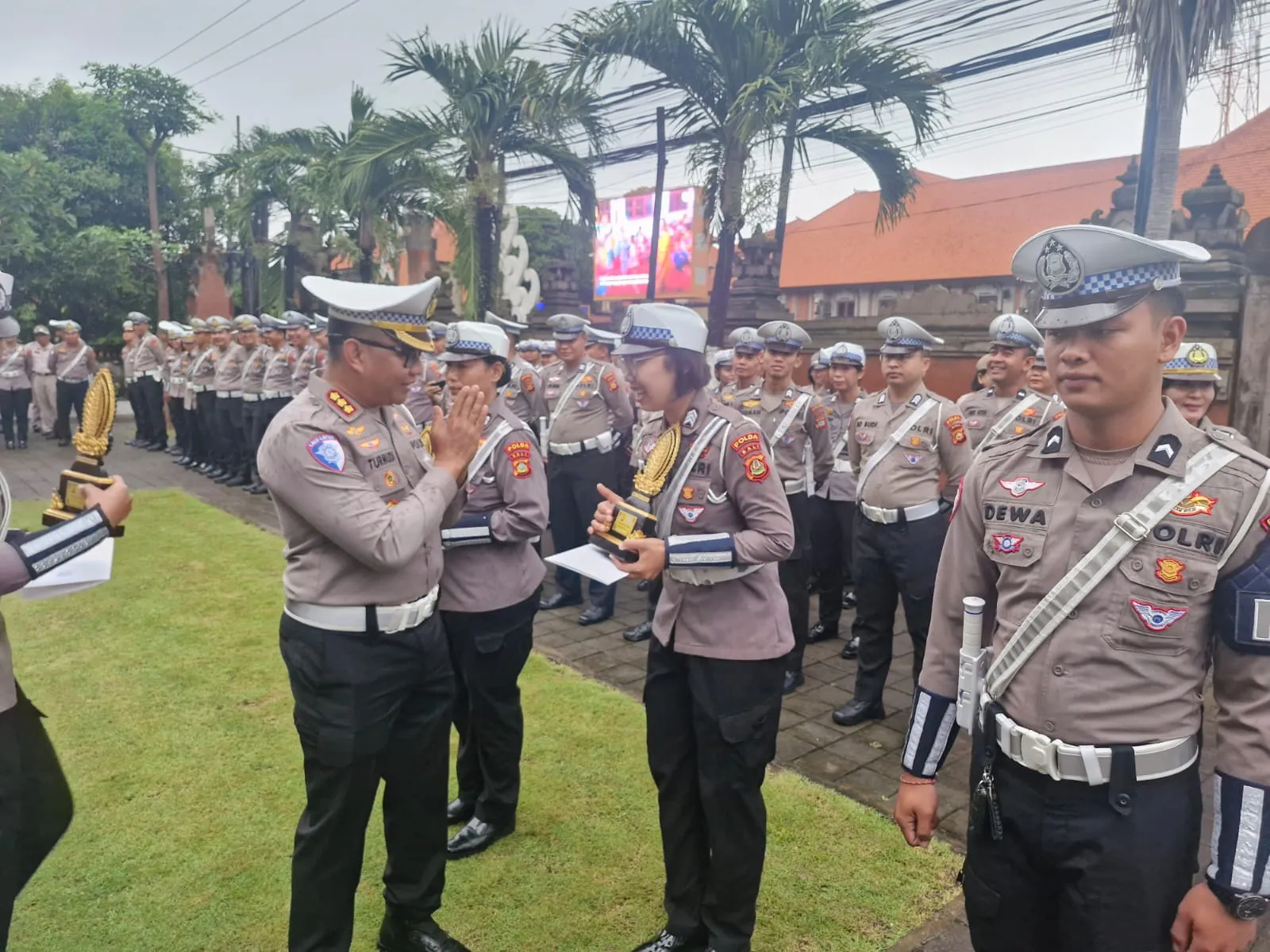 Personel Dit Lantas Polda Bali Menerima Reward Officer of the week