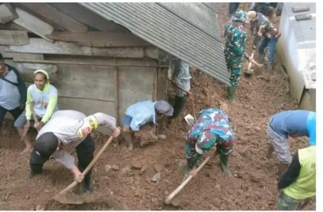 Polsek Sawahan Sigap Tangani Longsor di Dusun Tiling