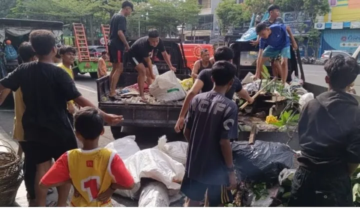 Warga Gubeng Kertaya Telah Melaksanakan Giat Kerja Bakti Surabaya Bergerak.
