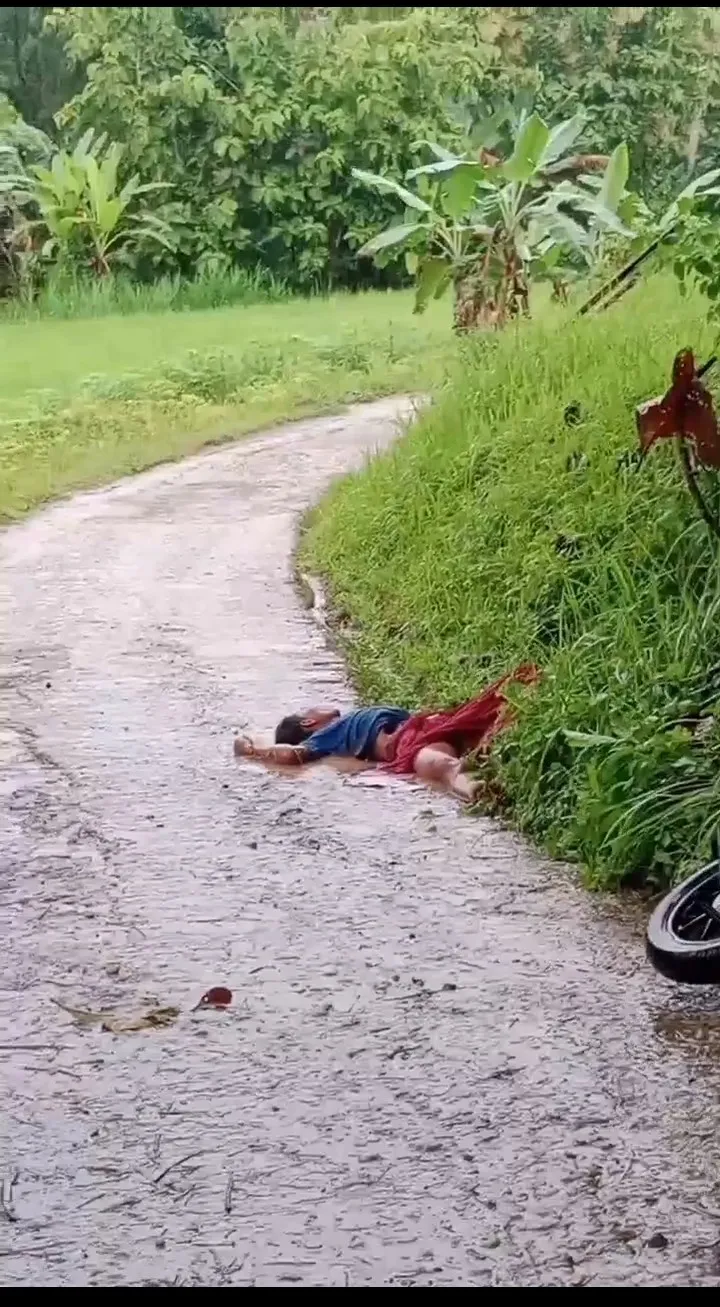 Diduga Pembunuhan Sesosok Mayat Tergeletak di Pinggir Jalan di Desa Bapelle, Kecamatan Robatal, Sampang