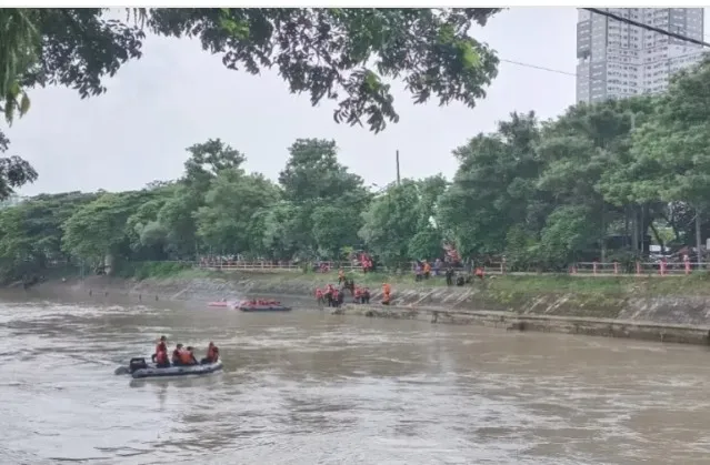 Seorang Pria Paruh Baya Hilang Tenggelam di Pintu Sungai Jagir Wonokromo, Sempat Berteriak