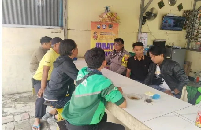Polsek Sawahan Melaksanakan Giat Jumat Curhat Mengunjungi Warga Petemon di Warkop Bahas Pengurusan SKCK