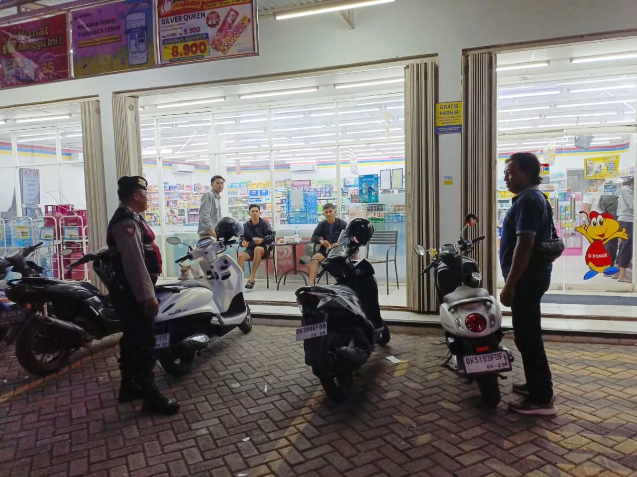 Patroli Samapta Polsek Abiansemal Sambangi Pertokoan Modern, Ciptakan Rasa Aman