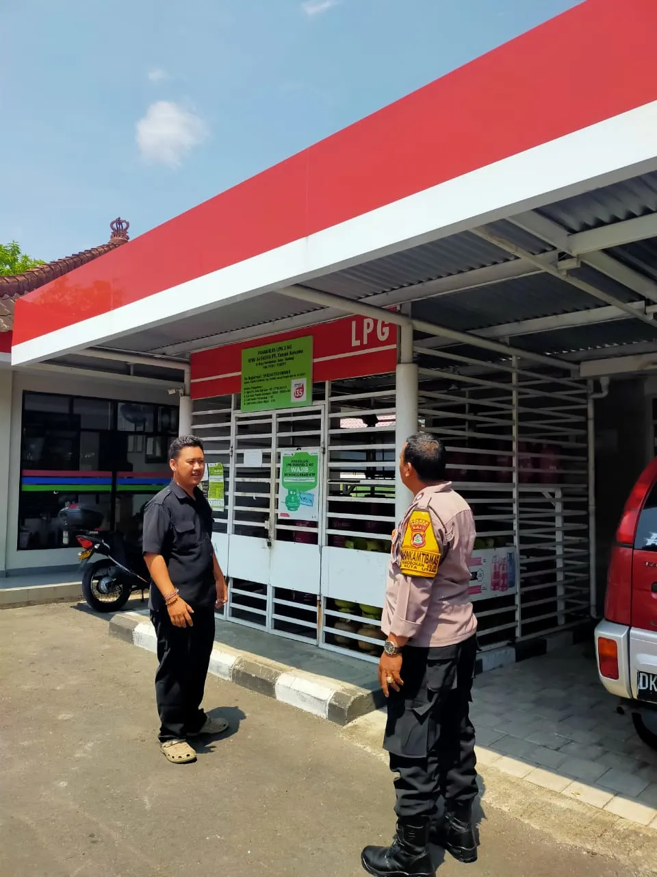 Cegah Gangguan Kamtibmas Bhabinkamtibmas Kerobokan Kelod Sambang dan Pantau Kelangkaan Gas LPG Kg