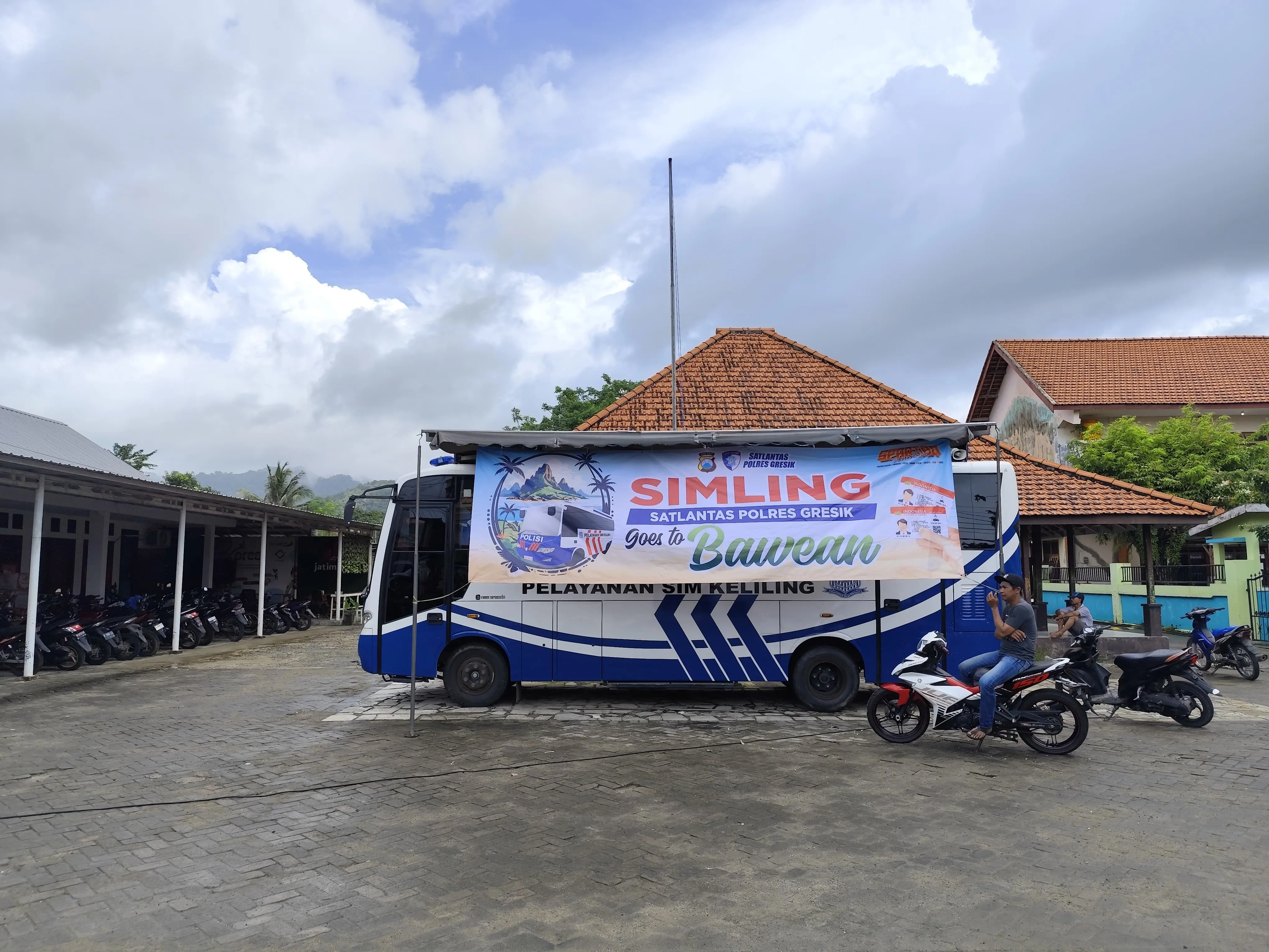 Polres Gresik Berikan Layanan Prima untuk Masyarakat Bawean, Kirim Layanan Bus SIM Keliling