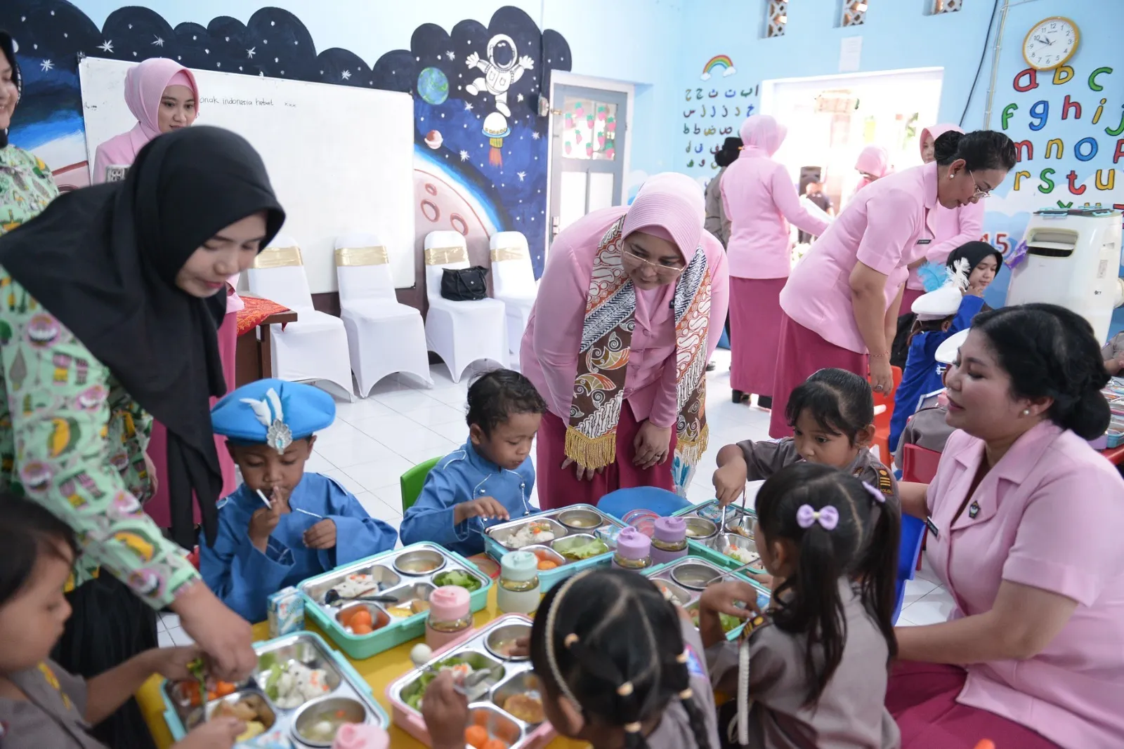 Ketua YKB Jatim Salurkan Makan Bergizi Gratis di Situbondo dan Bondowoso