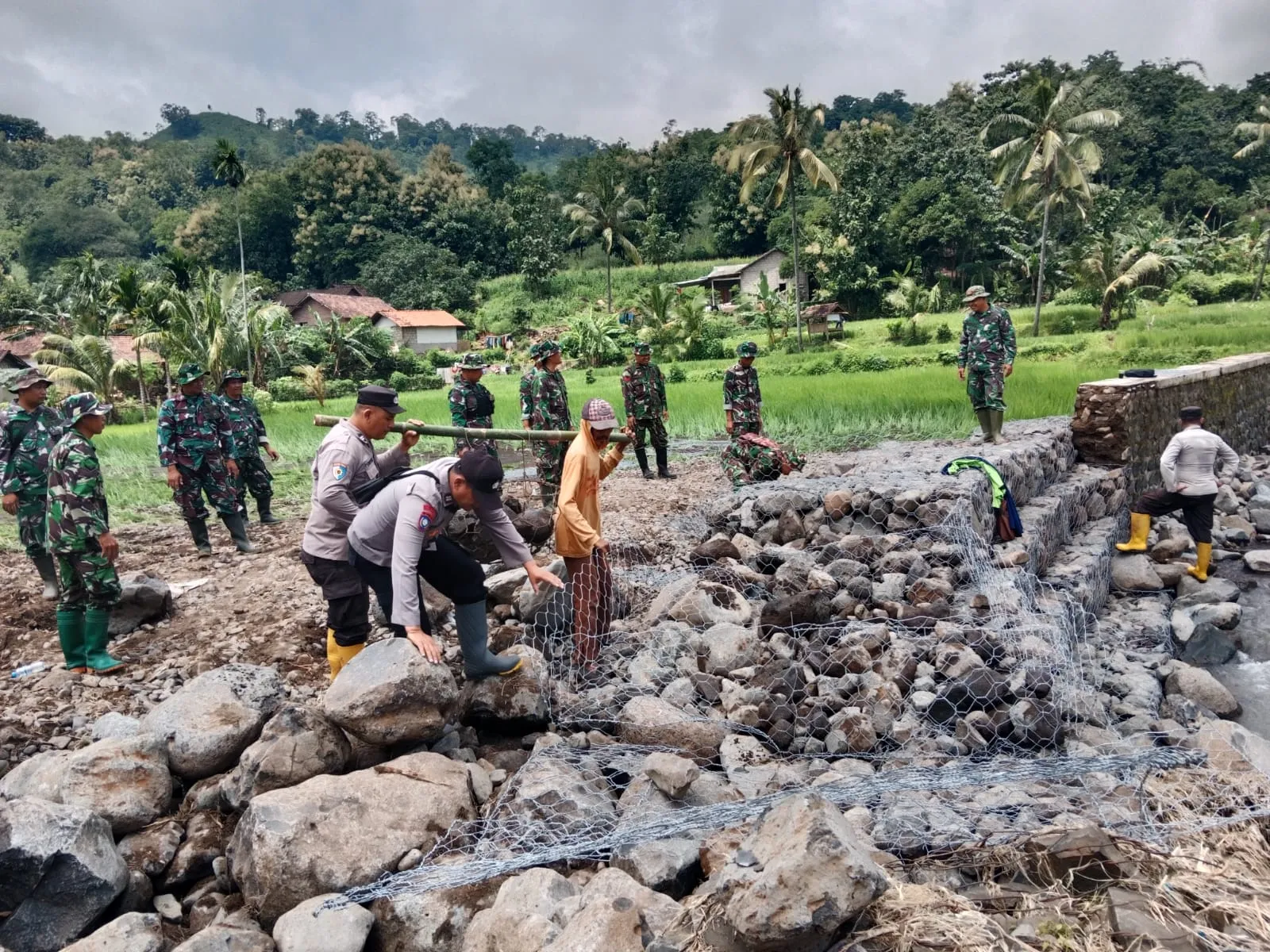 Gotong Royong, Polisi Bersama TNI dan Warga Bersihkan Material Banjir Bandang di Bondowoso
