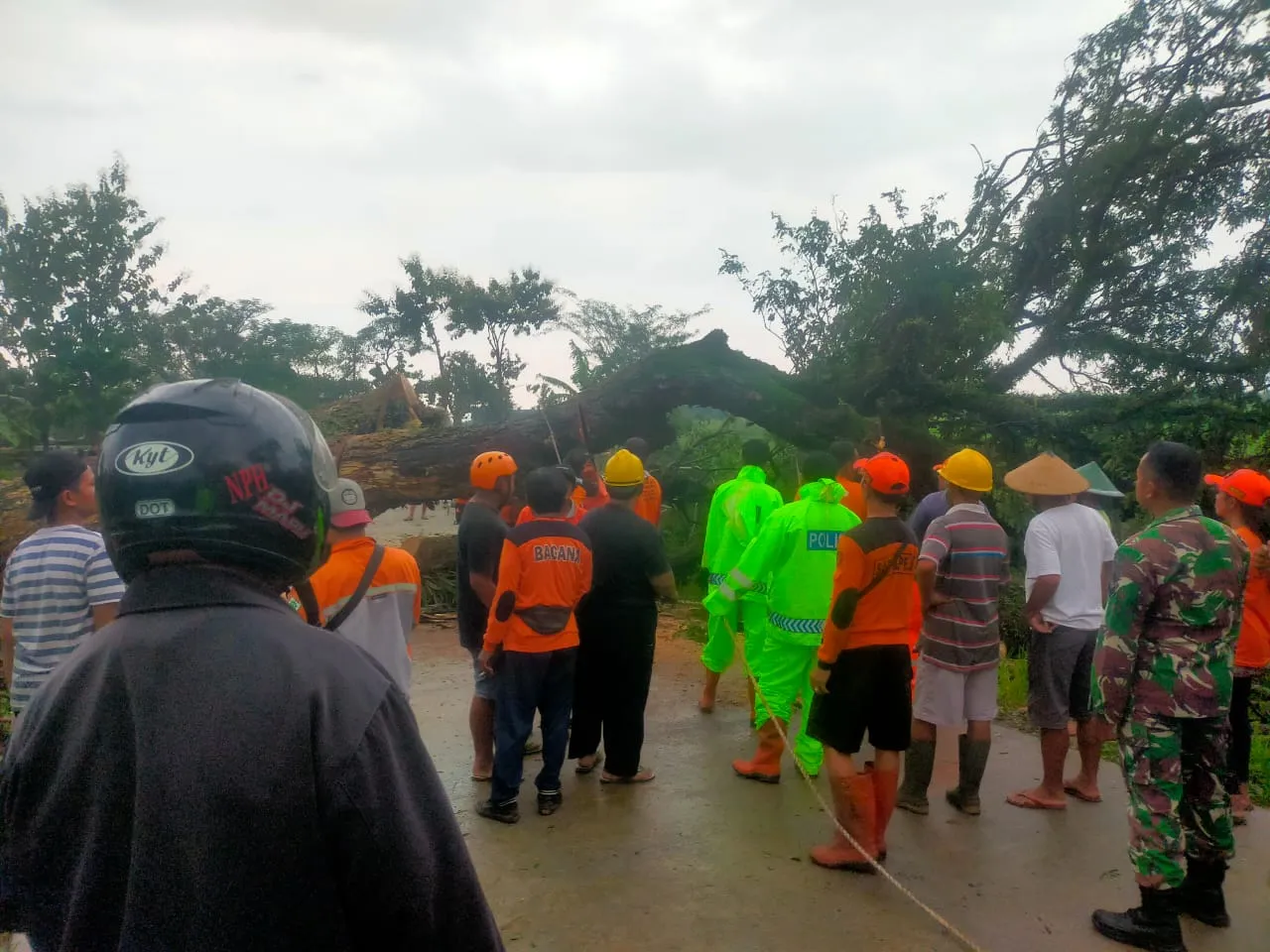 Sinergitas Polres Ngawi bersama TNI Gotong Royong Tangani Bencana Hidrometeorologi