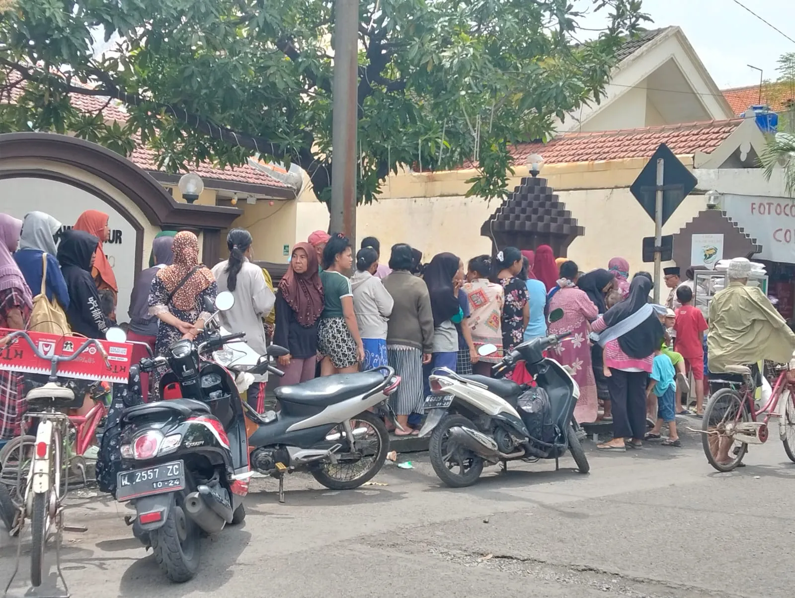 Polsek Taman Gelar Bagikan " Jumat Berkah"