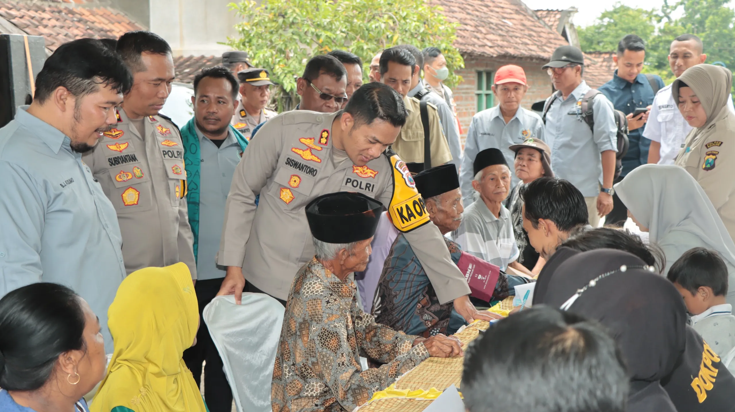 Polres Nganjuk dan PWI Gelar Bakti Sosial di Balongrejo Peringati HPN 2025
