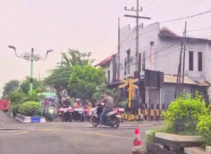 Seorang Pria Nekat Tabrakkan Diri ke Kereta Api Yang Sedang Melintas