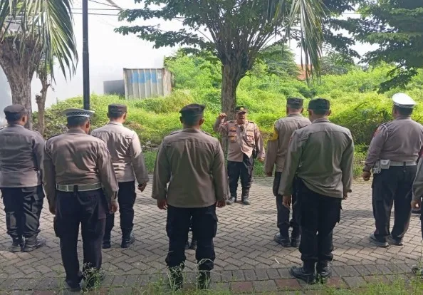 Kapolsek Sawahan Melaksanakan Giat Apel Pengamanan Unjuk Rasa FSPMI.