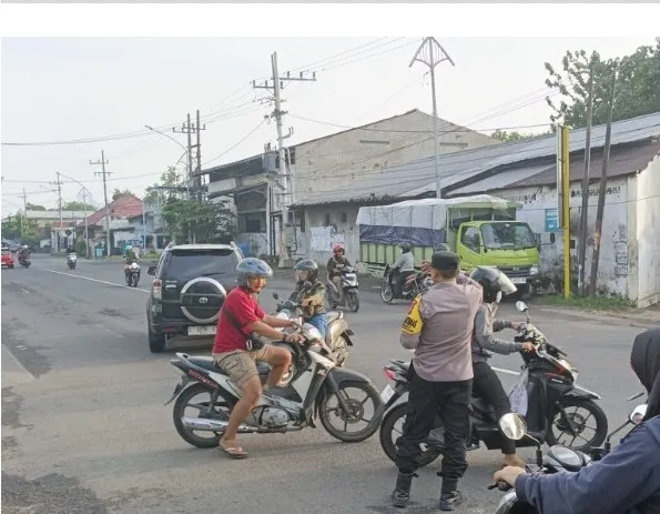 Bhabinkamtibmas Polsek Karangpilang Lakukan Pelayanan Pos Awal Pagi Hari,Kecamatan Karang pilang