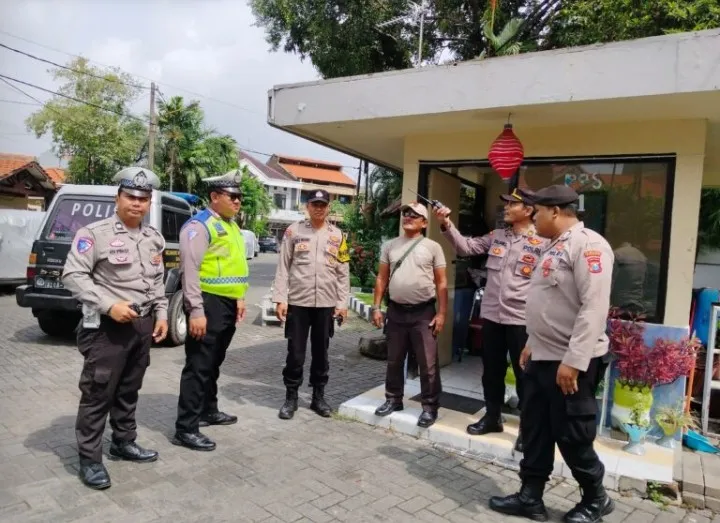 Polsek Wonocolo Menggelar Giat Patroli Menjaga Keamanan Dan Ketertiban Masyarakat.