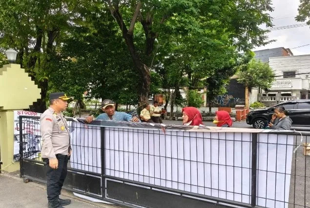Polsek Gayungan Gelar Kawal Unjuk Rasa LSM Pejuang Surat Ijo di Surabaya