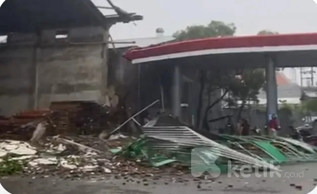 Sebuah Gudang Roboh Akibat Hujan Deras Disertai Angin Kencang.