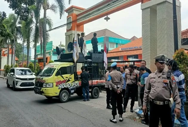 Polsek Gayungan Giat Kawal Unjuk Rasa AMI Jatim di Disnakertrans