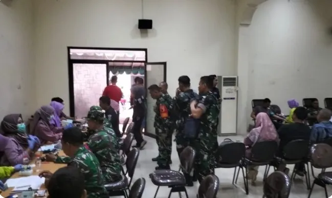 Peringati HPN 2025 dan HUT ke-79 PWI Jatim, Bersama Anggota Kodim 0830 Surabaya Ikuti Donor Darah