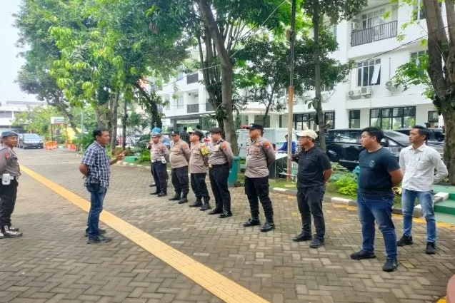 Polsek Gayungan Gelar  Siagakan Personel Kawal Aksi Unjuk Rasa FSPMI-KSPI di Kejati Jatim