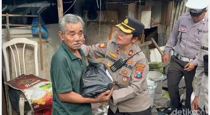 Polsek Dukuh Pakis Jelang Ramadan Giat Memberikan Bantuan Sembako Kepada Warga