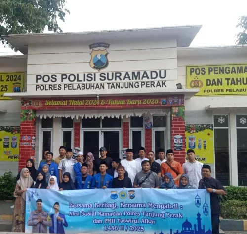 Polres Pelabuhan Tanjung Perak dan PMII Taswirul Afkar Gelar Kegiatan Sosial Ramadhan, Bagikan 150 Paket Takjil