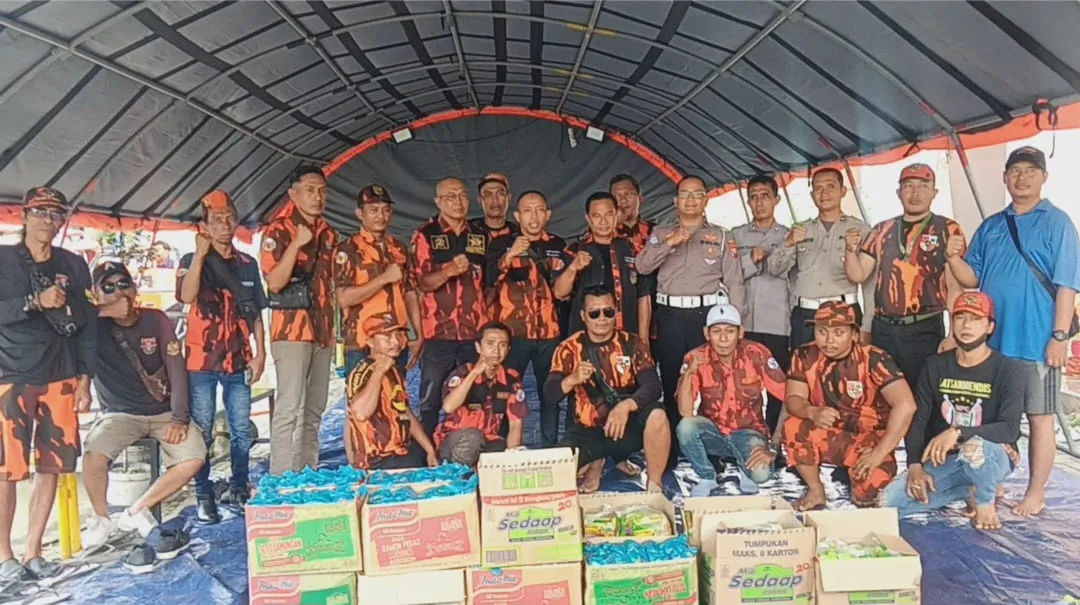 Aksi Kepedulian Pemuda Pancasila Untuk Warga Yang Terdampak Banjir di Perumahan Oma Indah Menganti Kabupaten Gresik