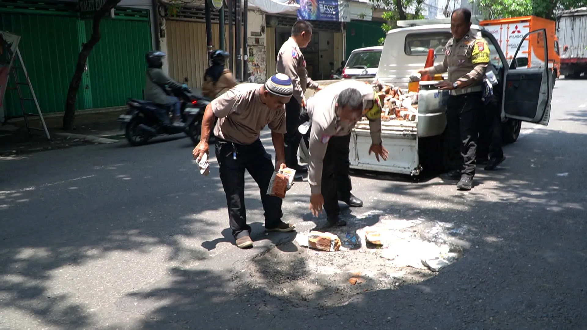 Cegah Laka Lantas, Polisi Tambal Jalan Berlubang di Pasuruan yang Tak Kunjung Diperbaiki