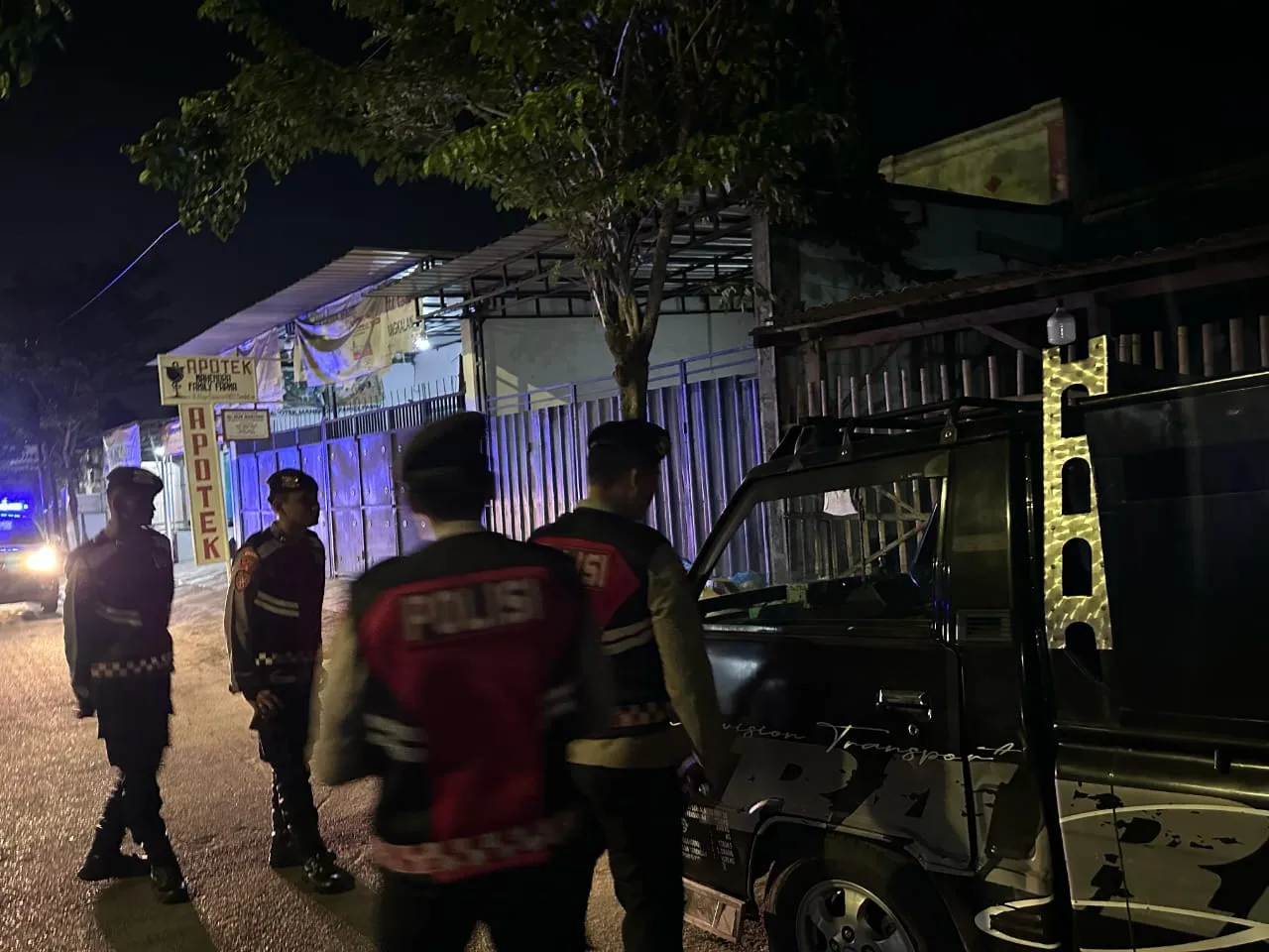 Polres Bangkalan Keliling Lakukan Patroli dan Bagikan Makan Sahur Kepada Warga di Jalan