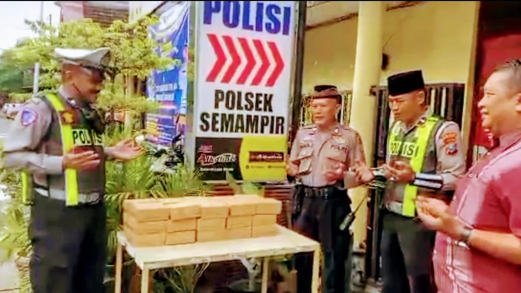 Polsek Semampir Bagikan Nasi Kotak kepada Pengendara yang Melintas, Jelang Buka Puasa