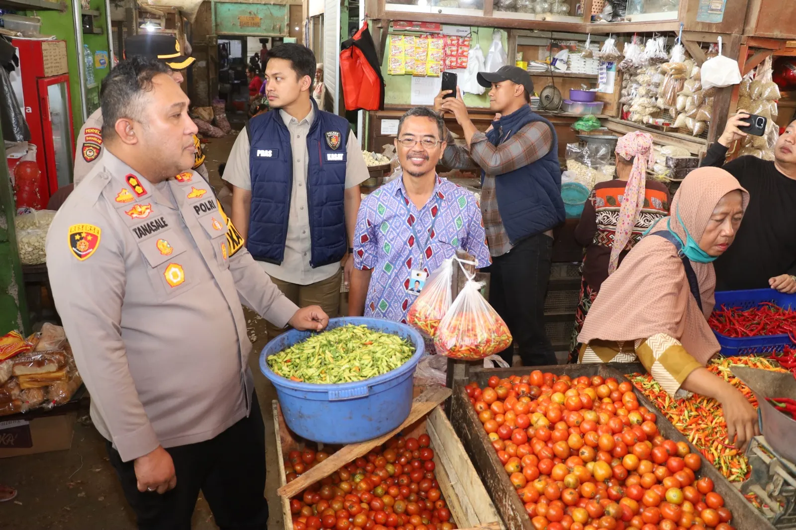Kapolres Pelabuhan Tanjung Perak Tinjau Pasar Pabean Cantikan Pastikan Stok Bapokting Aman Sampai Lebaran