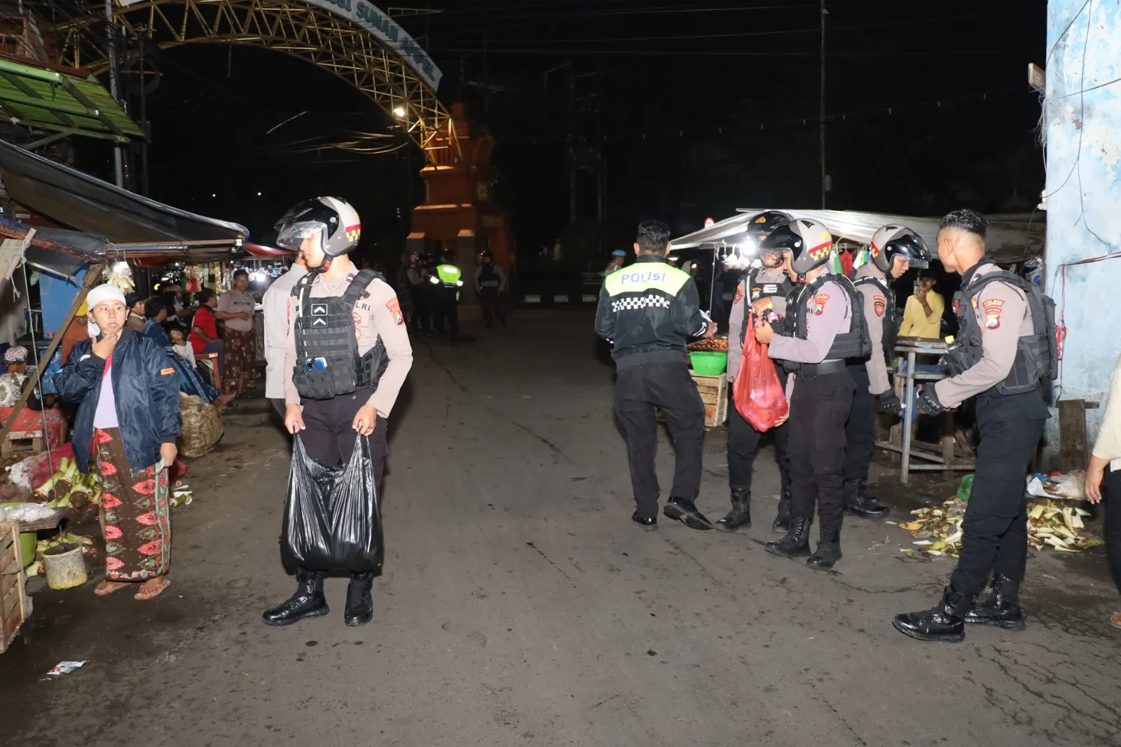 Jaga Keamanan Ramadan, Kapolres Pelabuhan Tanjung Perak Gelar Patroli Skala Besar dan Berbagi Sahur
