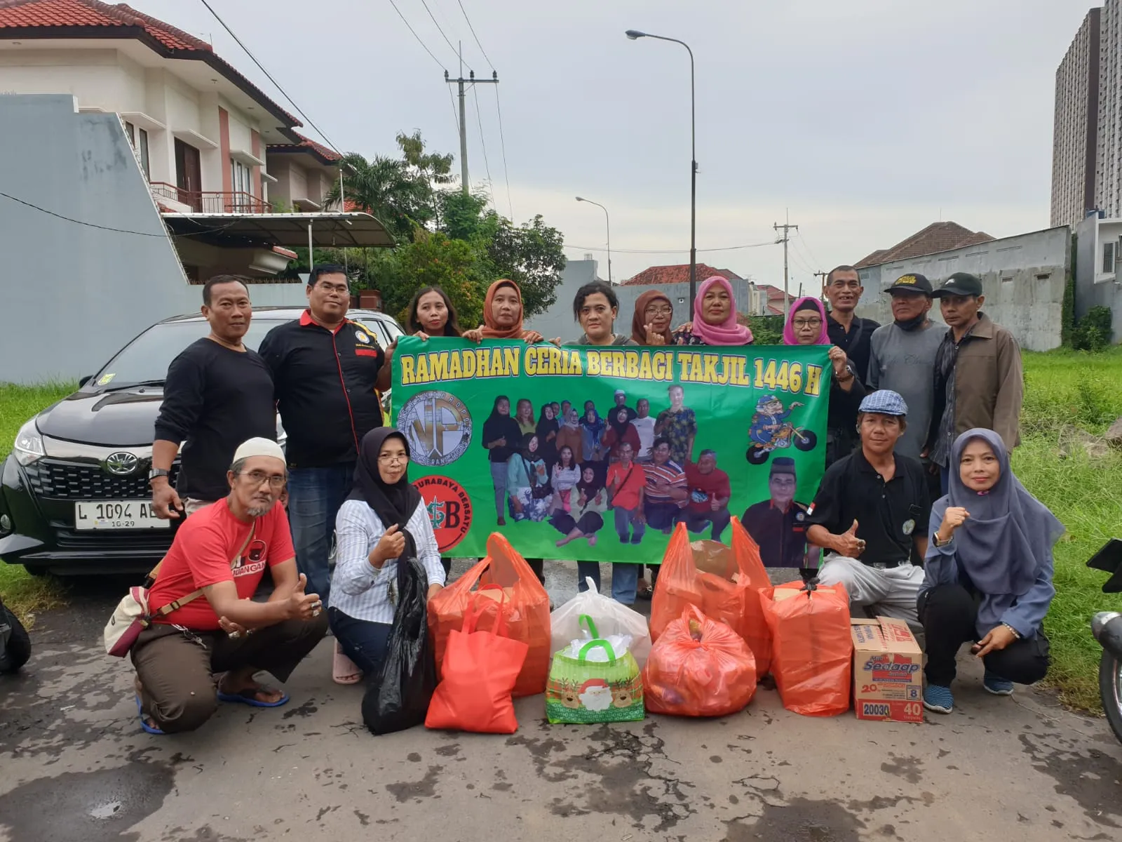 Media Nuswantoro Pos Bersama RSB dan Komunitas Semar Berbagi 600 Takjil di Jalan Dr. Ir. H. Soekarno Surabaya