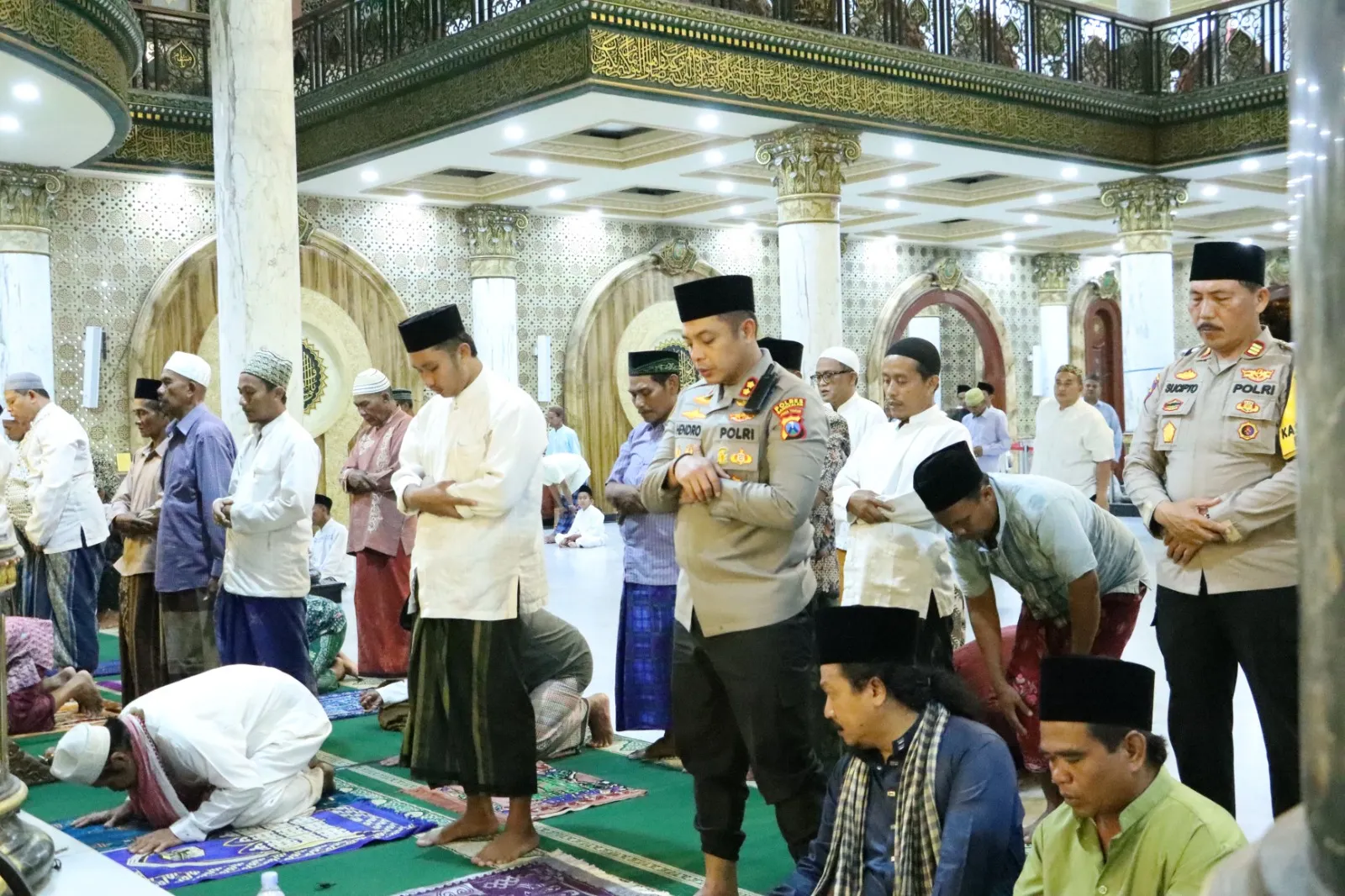 Kapolres Bangkalan Gelar Shalat Tarawih Bersama dengan Warga Jalin Silaturahmi