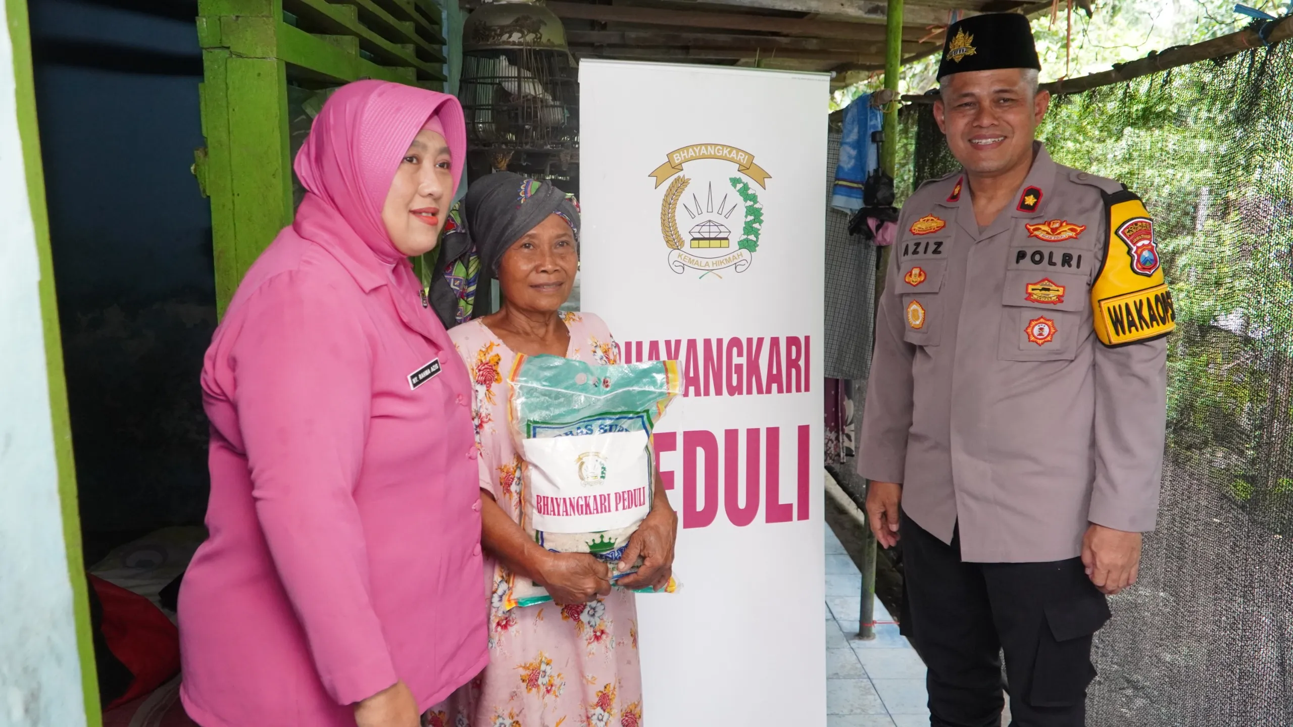 Kapolres Pasuruan Berbagi Bansos Door to Door untuk 30 Kaum Dhuafa