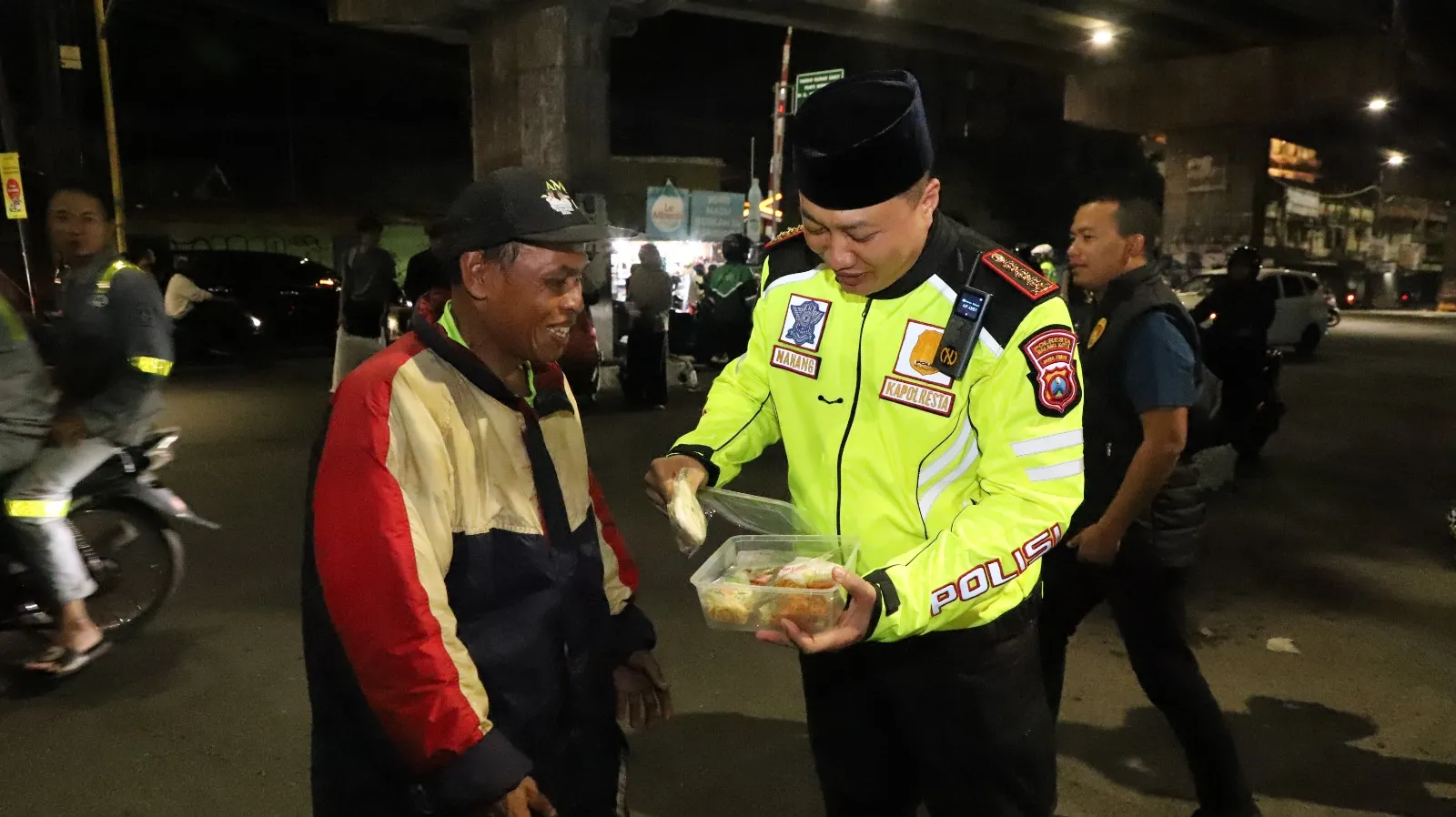 Polri Untuk Masyarakat, SOTR Polresta Malang Kota Bersama Mahasiswa Berbagi dan Jaga Kamtibmas