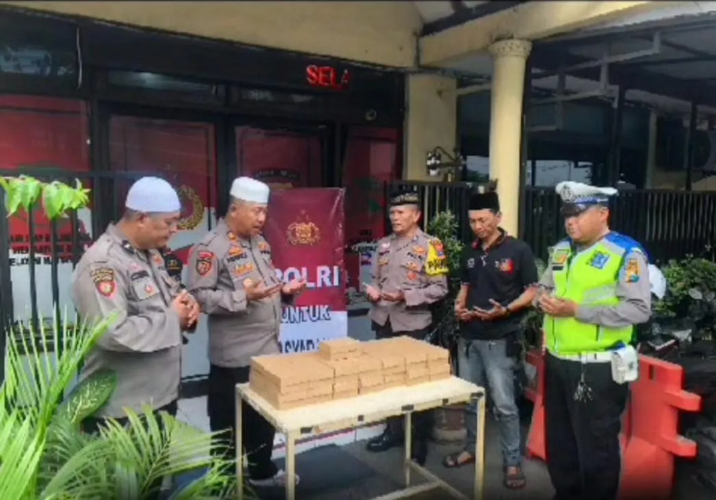 Kapolsek Semampir Bagikan Takjil di Bulan Ramadhan Kepada Tukang Becak dan Pengguna Jalan