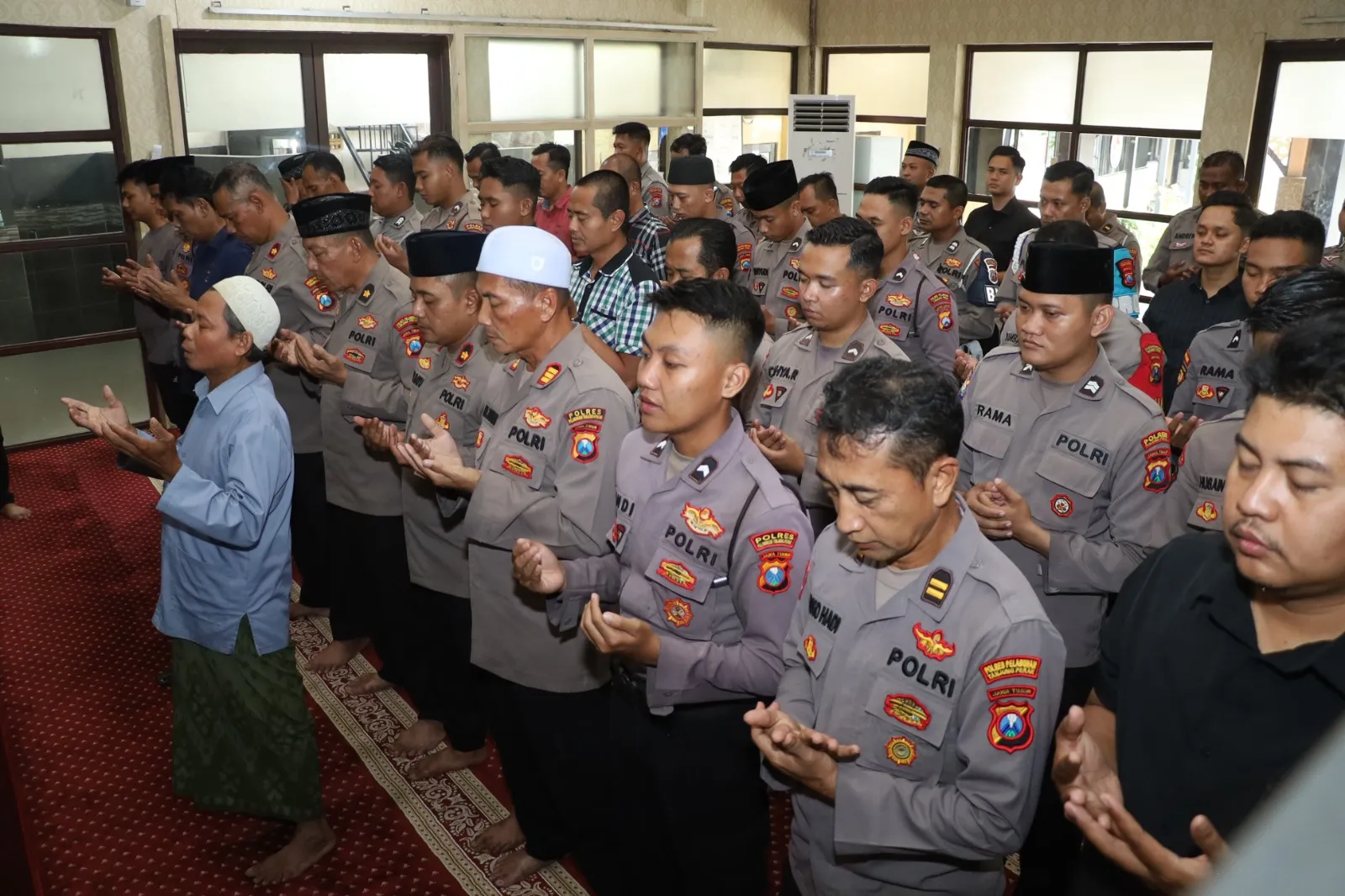 Polres Pelabuhan Tanjung Perak Gelar Sholat Gaib untuk 3 Personel Gugur dalam Tugas di Way Kanan Lampung