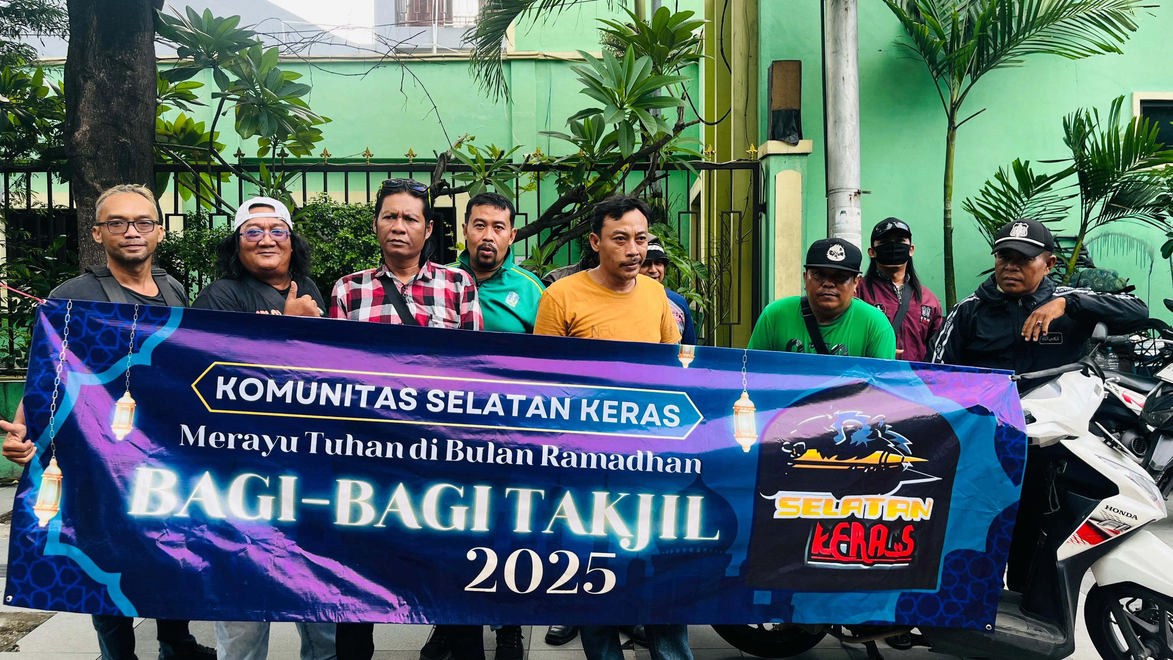 Komunitas SELKER Giat Di Bulan Ramadhan Bagikan 150 Paket Takjil di Surabaya,