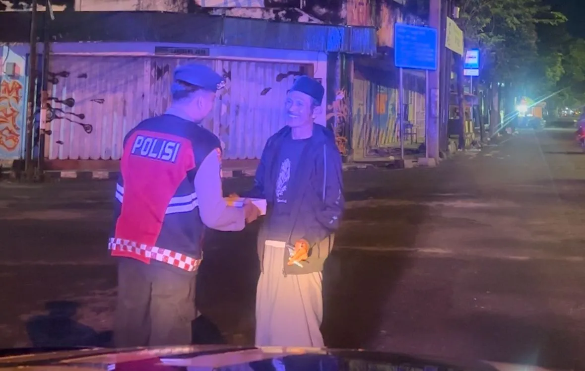 Keliling Patroli Dinihari, Samapta Polres Bangkalan Bagikan Makan Sahur untuk Pekerja di Area Kota